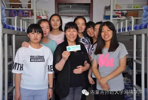 “胡媽”退休了——胡美榮老師成為我院第一位領(lǐng)到養(yǎng)老保險金的教職工