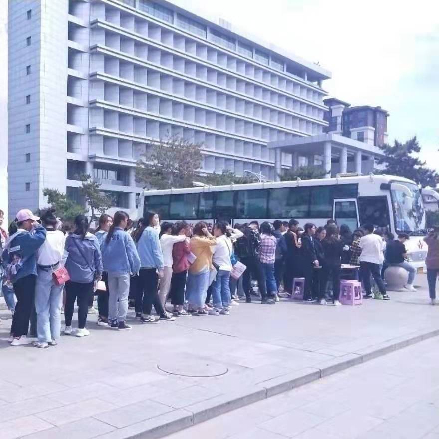 情暖夏日,熱血奉獻(xiàn)––鴻德學(xué)子凝聚獻(xiàn)血82500毫升!