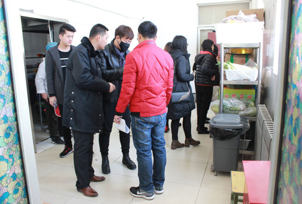 總務處聯(lián)合學生處對學院食堂進行食品安全大檢查