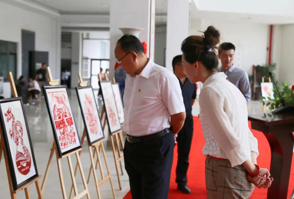 學(xué)院舉辦慶祝新中國成立70周年剪紙作品展，非遺傳承人崔霞出席