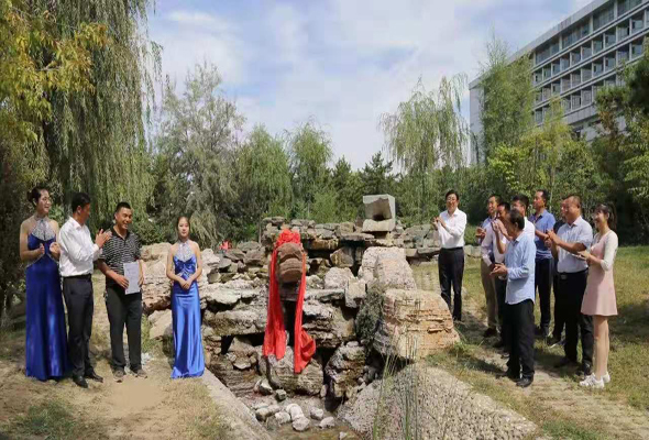 愛心企業(yè)家王祖為將個人收藏品（元代護城河鎮(zhèn)水螭首石雕）贈予鴻德學(xué)院