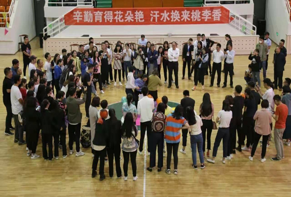 鴻德學(xué)院舉行教師節(jié)趣味活動