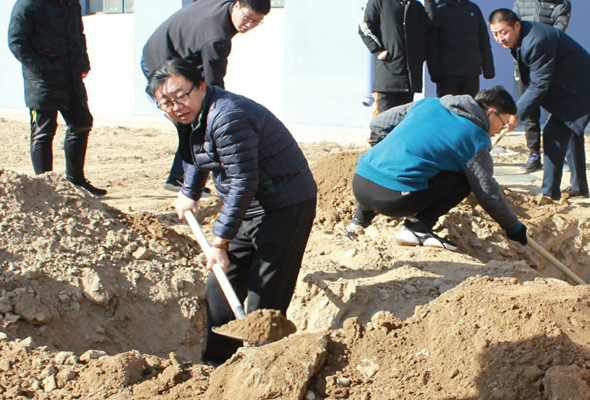 【周玉樹(shù)院長(zhǎng)帶領(lǐng)師生挖樹(shù)坑】大學(xué)生勞動(dòng)教育如何開(kāi)展？?jī)?nèi)師大鴻德學(xué)院做了一系列探索