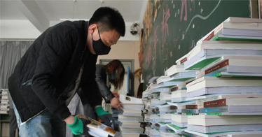 鴻德學(xué)院免費郵寄教材助力在線教學(xué)