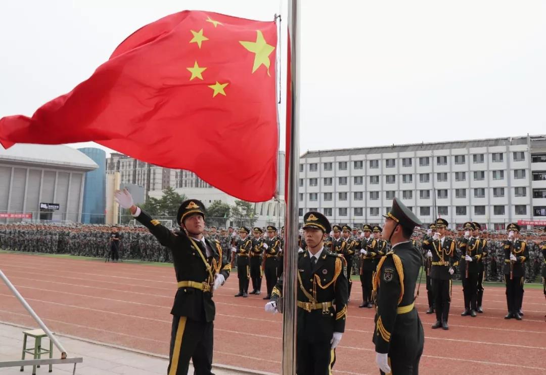【軍訓(xùn)閉營】鴻德學(xué)院2019級(jí)新生“第一課”順利結(jié)課，每人獲得2學(xué)分