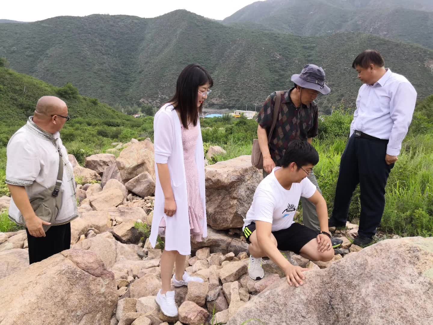 呼和浩特市市政協(xié)來內(nèi)蒙古師范大學(xué)鴻德學(xué)院 中國北方巖畫研究所調(diào)研