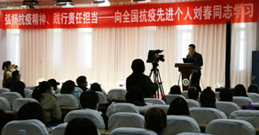 向身邊的榜樣學(xué)習(xí)！抗疫英雄劉春給鴻德學(xué)子講述“逆行媒體人”的責(zé)任擔(dān)當(dāng)