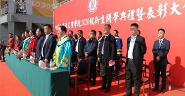 內(nèi)蒙古鴻德文理學(xué)院舉行新生開學(xué)典禮暨表彰大會(huì)，發(fā)放獎(jiǎng)助學(xué)金349萬(wàn)元
