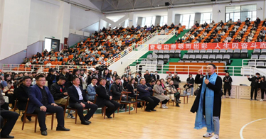 央視著名主持人尼格買提走進內蒙古鴻德文理學院，與師生聊《一夜長大》非一日之功