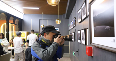 鴻德攝影專業(yè)在樊登書店舉辦“now|定格瞬間”攝影展，歡迎大家參觀指導(dǎo)！