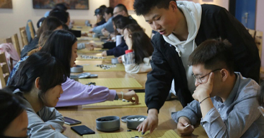 內(nèi)蒙古唯一的職業(yè)棋手張家堯在鴻德講授“最難搶的選修課”