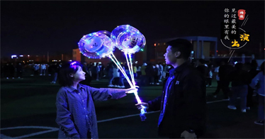 夜幕降臨，鴻德變成了這樣式兒的......