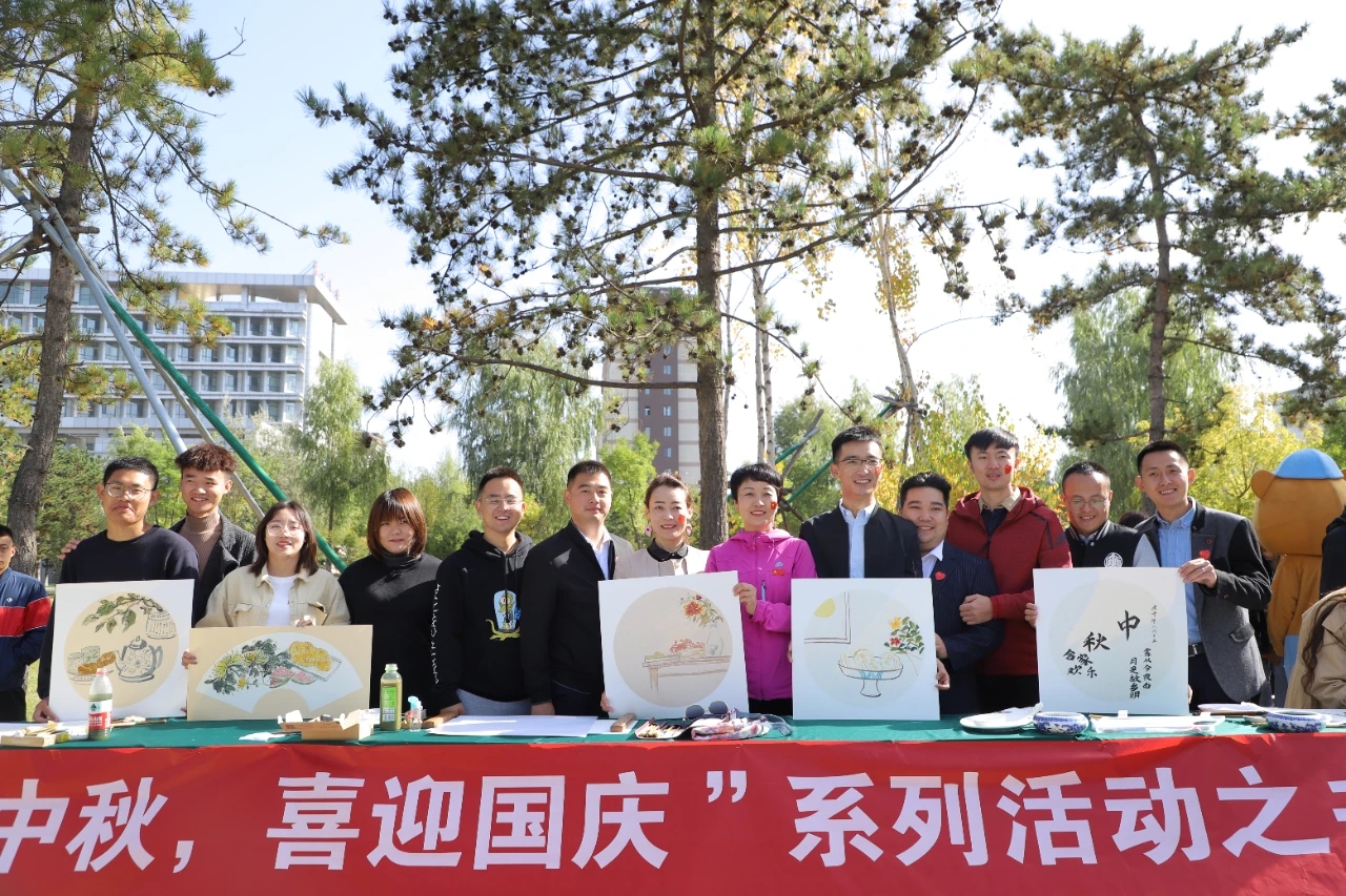 雙節(jié)同慶，家國同心——鴻德師生歡度佳節(jié)！