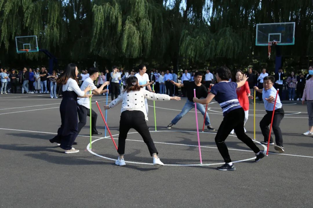 內(nèi)蒙古鴻德文理學(xué)院舉辦慶祝教師節(jié)趣味運(yùn)動(dòng)會(huì)