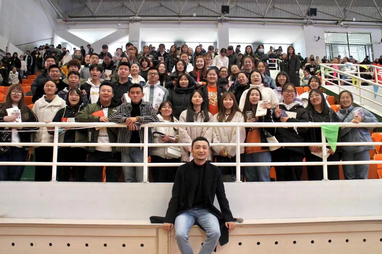 央視著名主持人尼格買提走進(jìn)鴻德,與師生分享成長(zhǎng)歷程