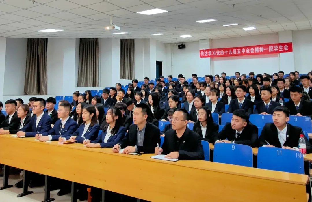 鴻德師生掀起學(xué)習(xí)貫徹黨的十九屆五中全會(huì)精神熱潮,新聞媒體予以報(bào)道