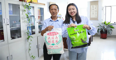 學(xué)院工會向教職工發(fā)放“雙節(jié)”禮物