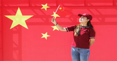 我和國(guó)旗合個(gè)影，致敬最美中國(guó)紅！鴻德兩校區(qū)同時(shí)舉行升國(guó)旗儀式
