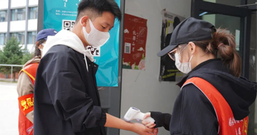 鴻德300多名學(xué)生黨員寫下“請(qǐng)戰(zhàn)書”，積極投身校園防疫志愿服務(wù)