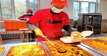 鴻德餐廳的叔叔阿姨：“飯菜不漲價(jià)，打飯手不抖，供應(yīng)有保障！”