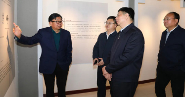 自治區(qū)政協(xié)副主席、工商聯(lián)主席安潤生到內(nèi)蒙古鴻德文理學(xué)院調(diào)研