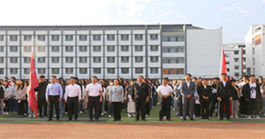 內(nèi)蒙古鴻德文理學(xué)院兩校區(qū)共同舉行新學(xué)期升國(guó)旗儀式