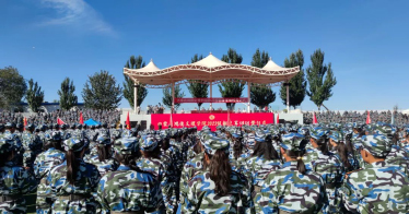 內(nèi)蒙古鴻德文理學(xué)院舉行2023級新生軍訓(xùn)閉營儀式