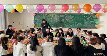 明月寄相思，師生共此時(shí)！學(xué)院給留校學(xué)生過中秋節(jié)