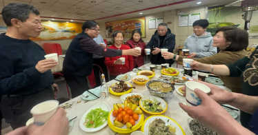 學(xué)院領(lǐng)導(dǎo)除夕夜看望慰問在校教職工和留學(xué)生