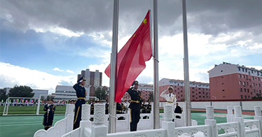 學(xué)院國旗護(hù)衛(wèi)隊走進(jìn)幼兒園、中小學(xué)舉行升旗儀式